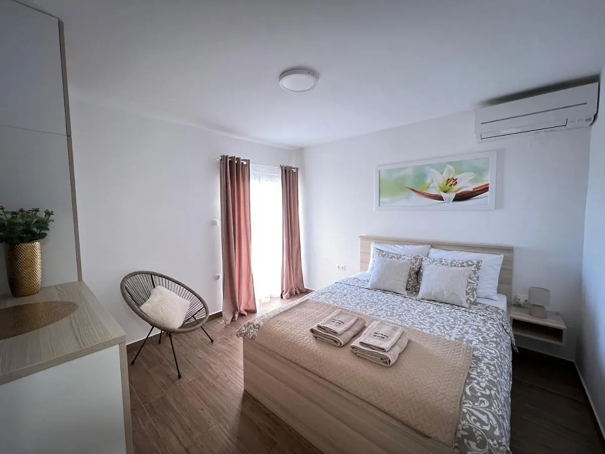 Apartmani Pernjak Mandre 0*,