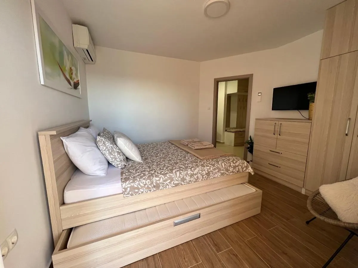 Apartmani Pernjak Mandre 0*,  Croatia