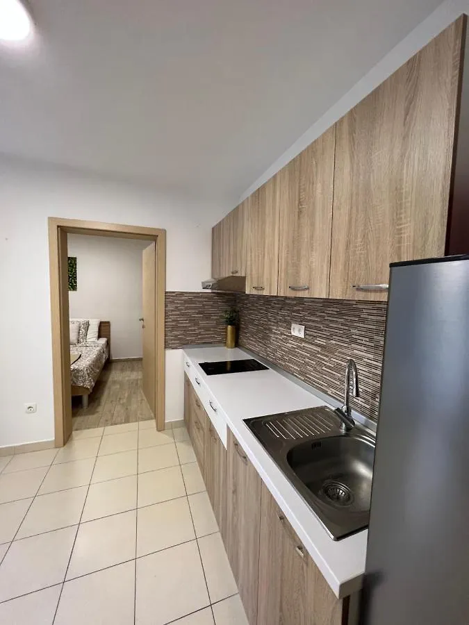 Apartmani Pernjak Mandre 0*,
