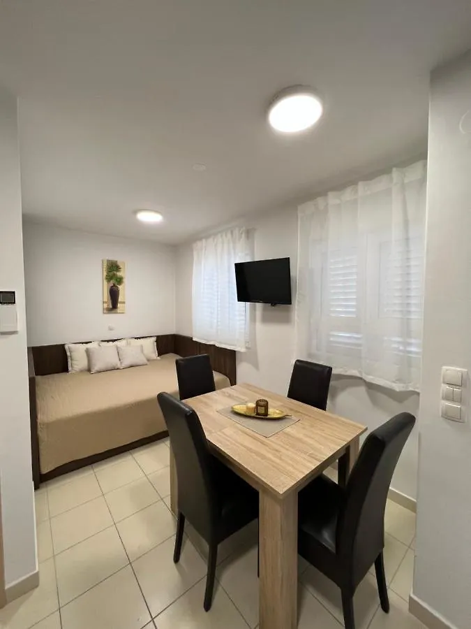 Apartment Apartmani Pernjak Mandre