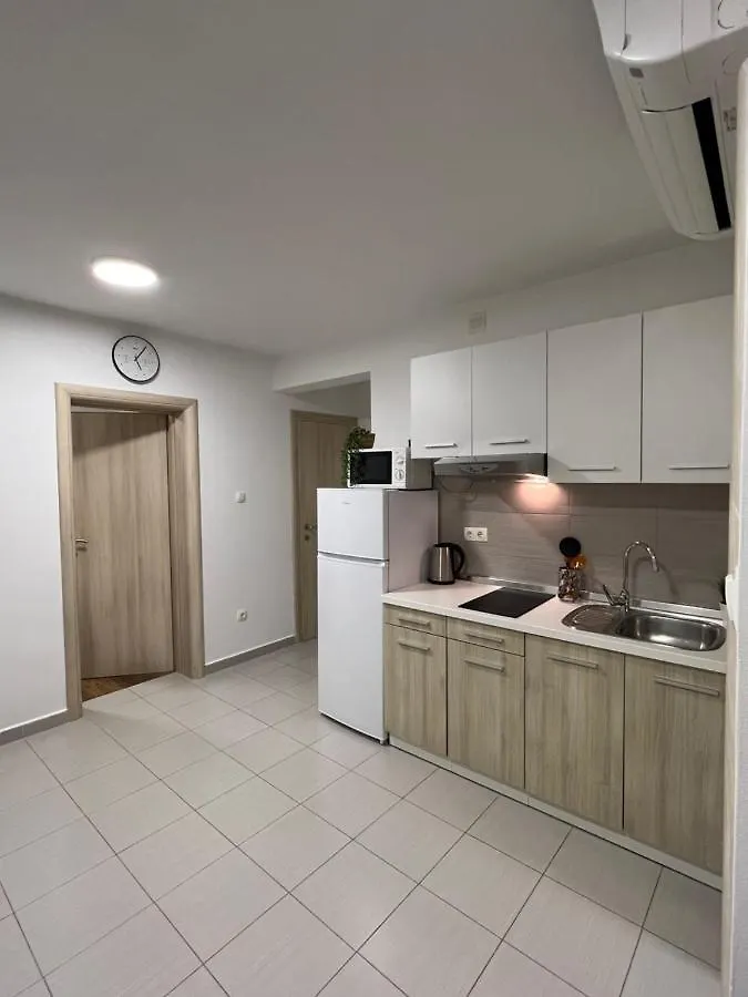 Apartment Apartmani Pernjak Mandre