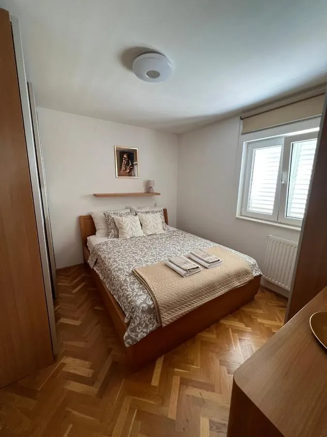 Apartmani Pernjak Mandre Apartment